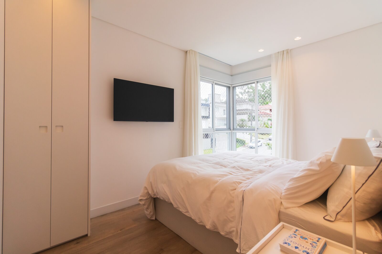 Suíte com TV e armário