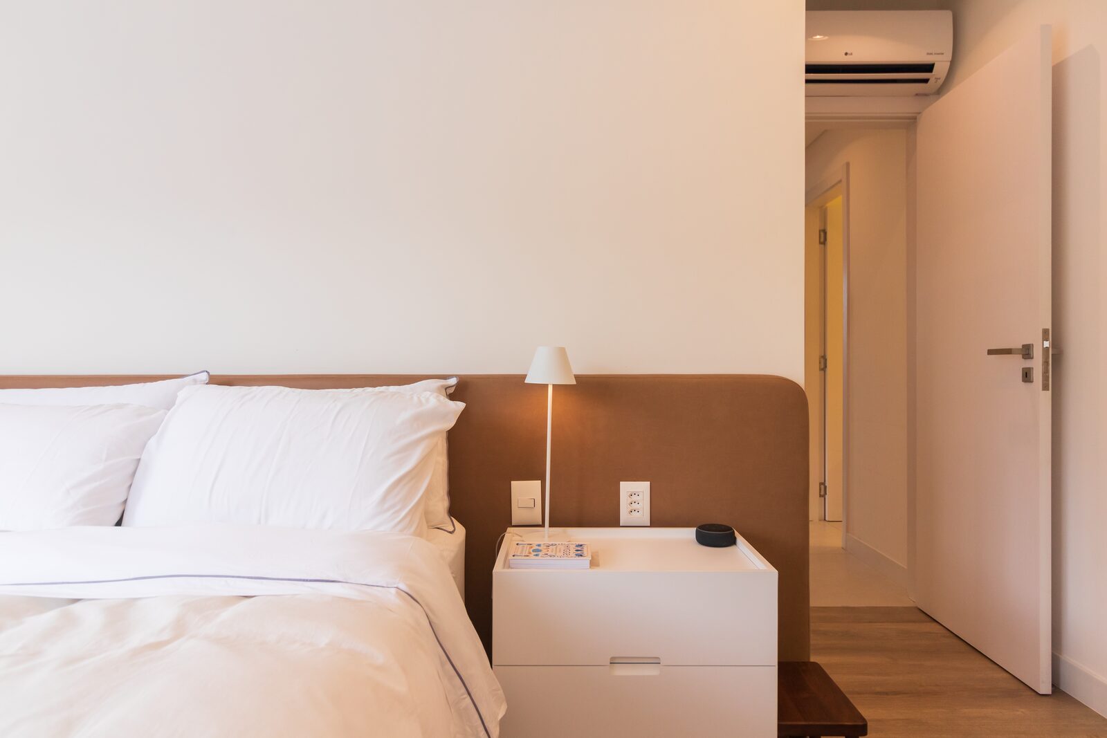 Detalhe cabeceira e criado-mudo