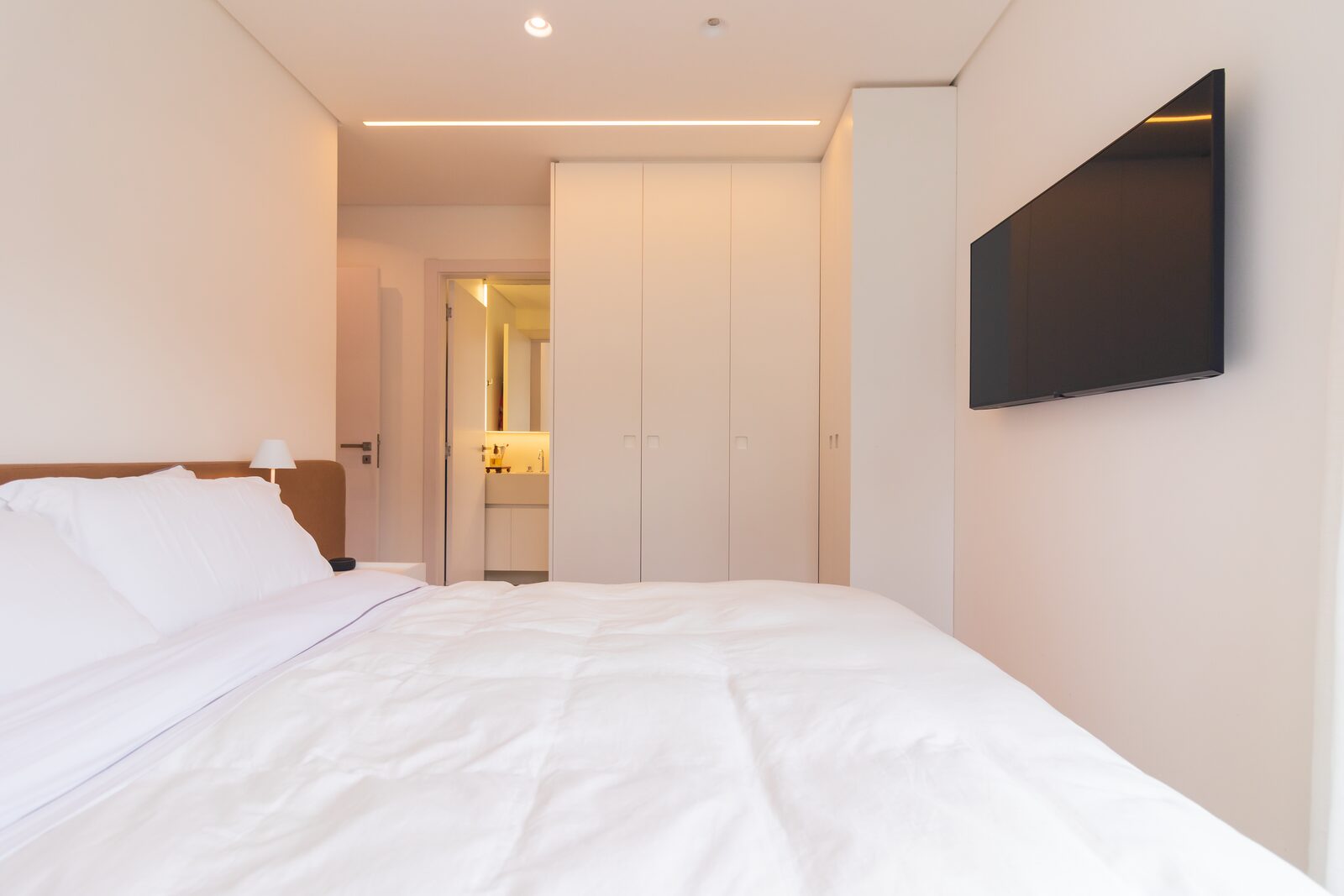 Suíte com armário e banheiro