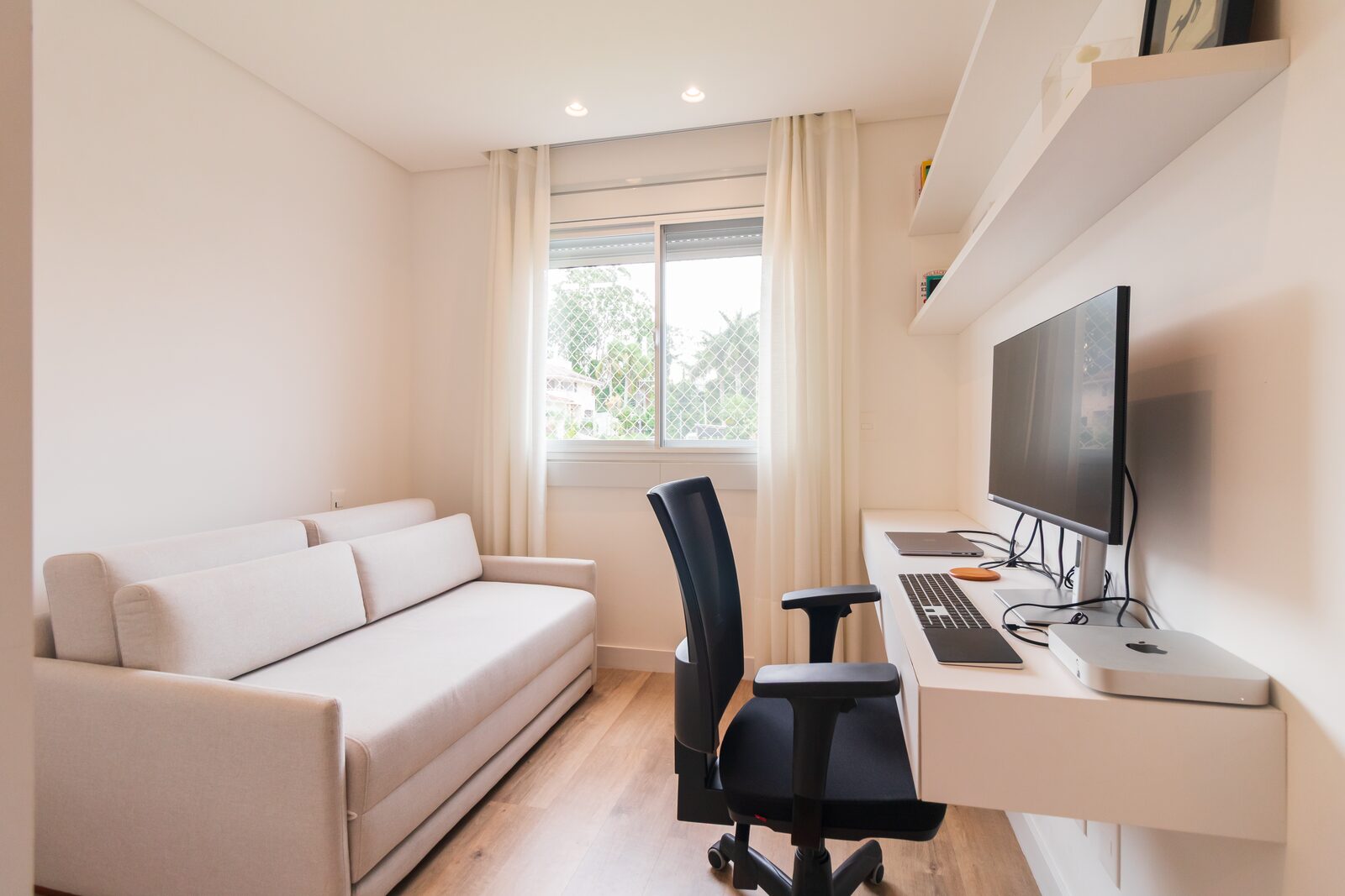 Home office com bancada e armário